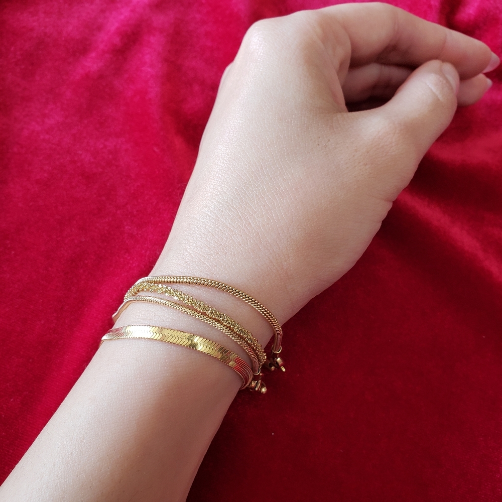 4 gold tone chain bracelets - Picture 3 of 6